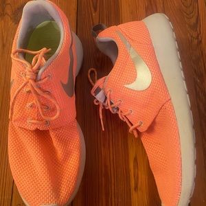 Size 9 womens nikes